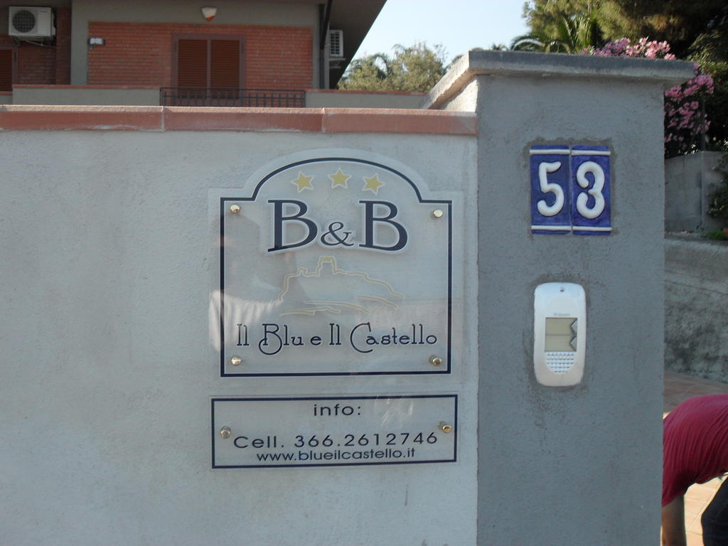 B&B Blu E Il Castello Aci Castello Bagian luar foto